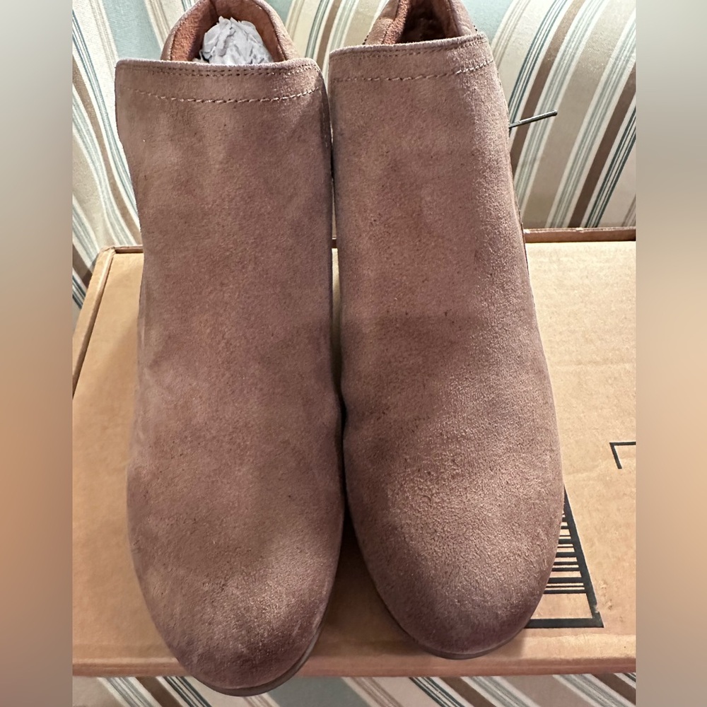 Cobb Hill Crosbie Booties Taupe - Picture 8 of 8